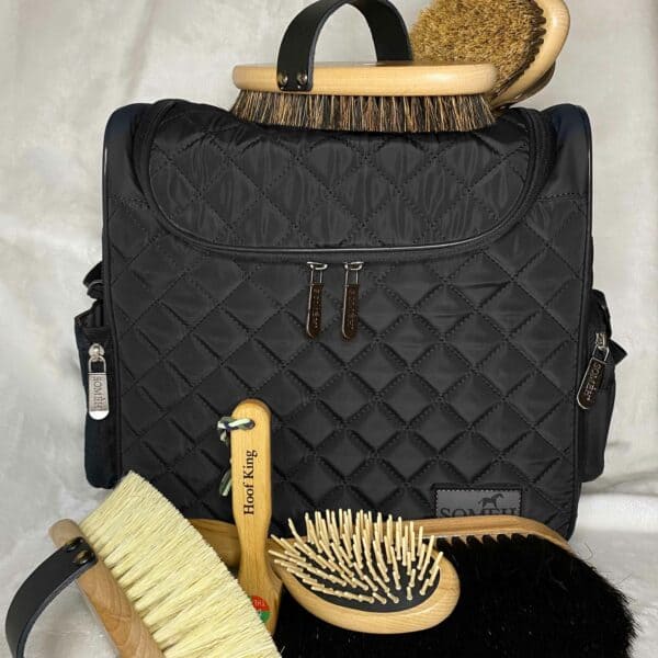 6 Pferdebürsten + Putztasche. XXL SOMÈH Schwarz Set. Leistner Mucky, Fellglanz, Shiny, Josy, Hoof-King, Mucky-Pup, Shampoo, Connect. Don Dexter Vital-Shop